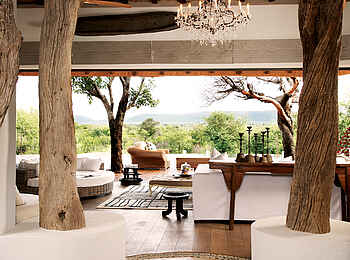 Molori Safari Lodge: Offener Lounge- und Wohnzimmerbereich in der Metsi Presidential Suite