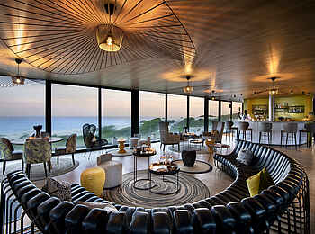 Morukuru Beach Lodge: Die Lounge und Bar mit Blick auf das Meer Morukuru Beach Lodge: Die Lounge und Bar mit Blick auf das Meer