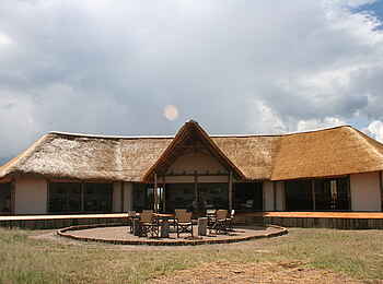 Nxai Pan Camp: Boma und Deck vor dem Hauptgebäude