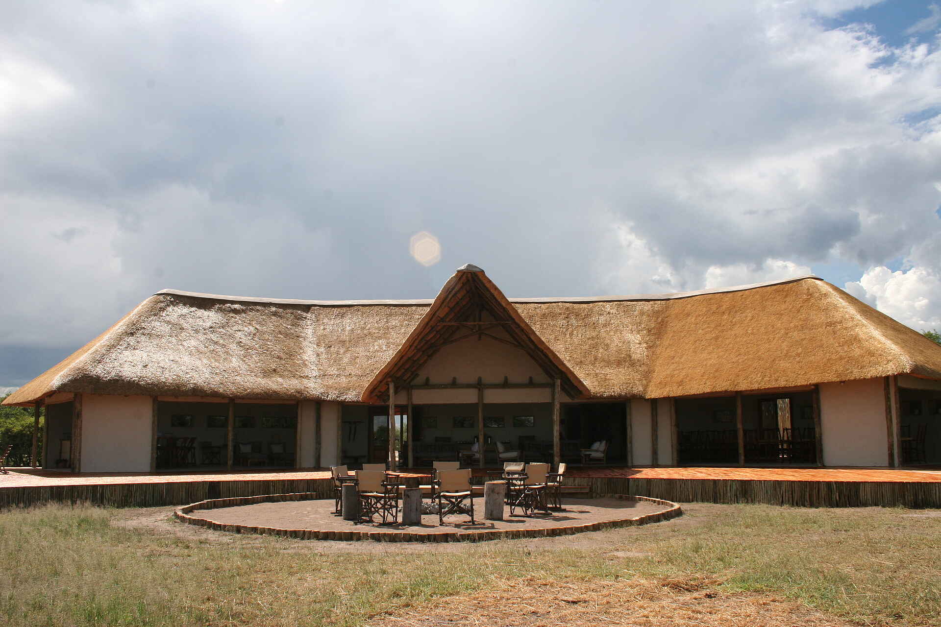 Nxai Pan Camp: Boma und Deck vor dem Hauptgebäude