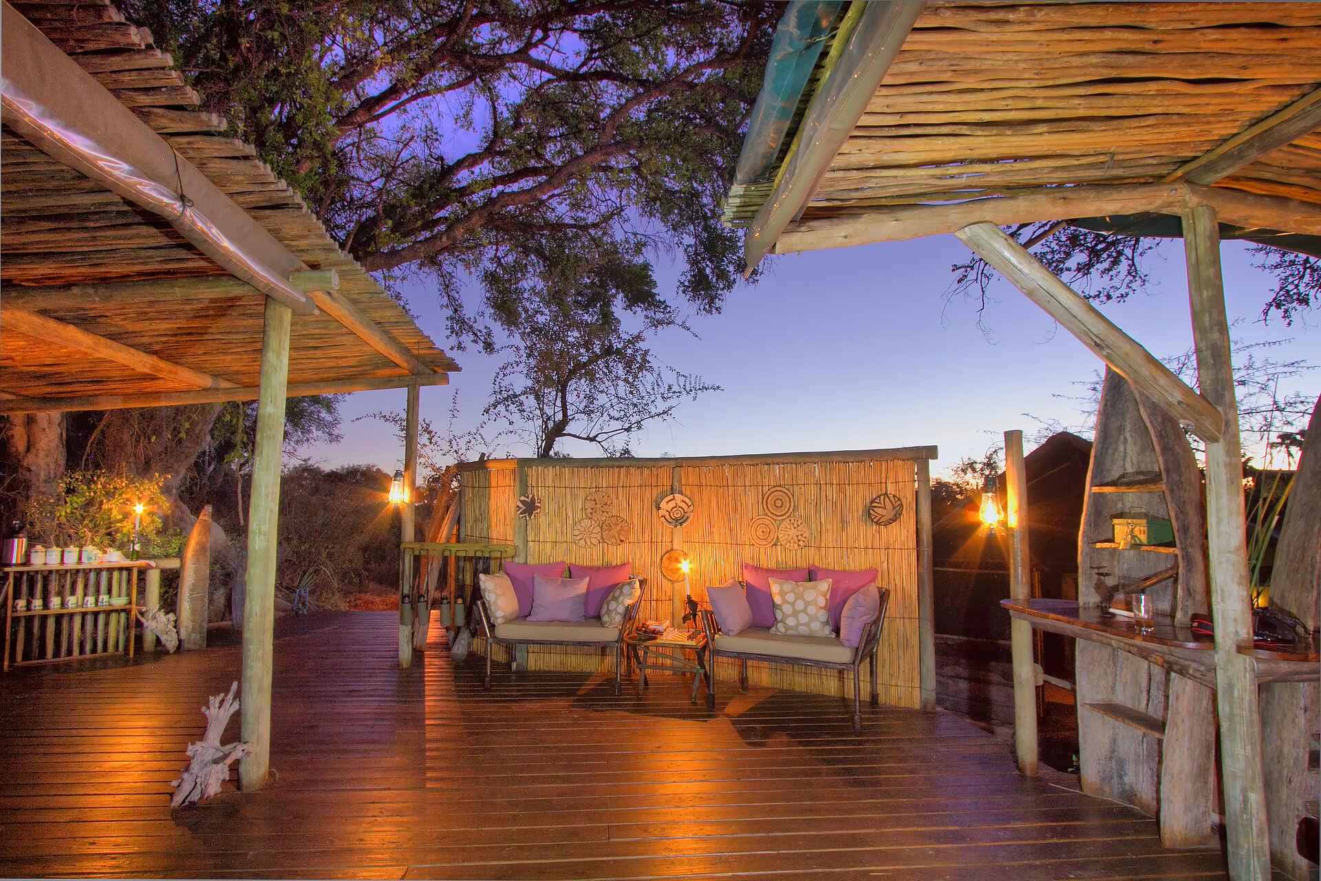 Oddball's Enclave Camp, Footsteps in Africa, Lodges of Botswana, Moremi Game Reserve, NG 27B, Okavango-Delta, Deck, Lounge, Vordach, Afrikarma, Afrikarma Safaris, Afrikarma Safaris - Wildnis. Hautnah., Afrikarma.de