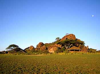 Olduvai Camp: Camp vor Felsen