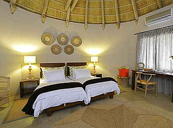 Onguma Bush Camp: Waterhole Chalet - Doppelbett und Schreibtisch