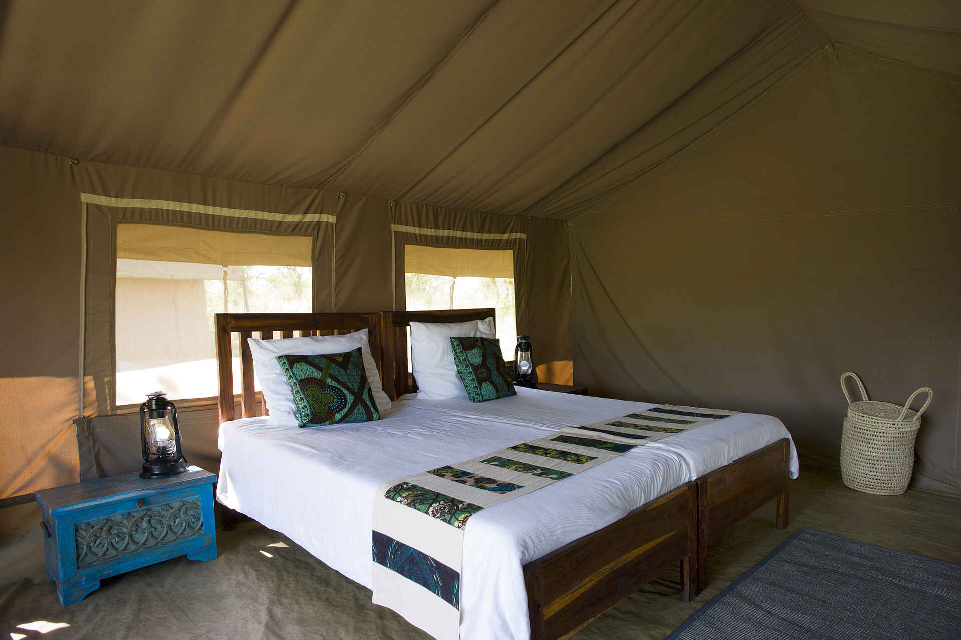 Ronjo Camp: Gästebett mit Beistelltisch Ronjo Camp, Serengeti, Tanganyika Expeditions, Doppelbett, Gästezelt, Afrikarma, Afrikarma Safaris, Afrikarma Safaris - Wildnis. Hautnah., Afrikarma.de