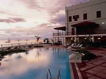 Sansibar Serena Hotel: Traumhafte Außenansicht mit Pool Sansibar Serena Hotel: Traumhafte Außenansicht mit Pool