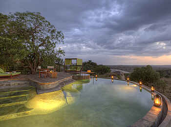 Serengeti Bushtops: Beleuchteter Pool