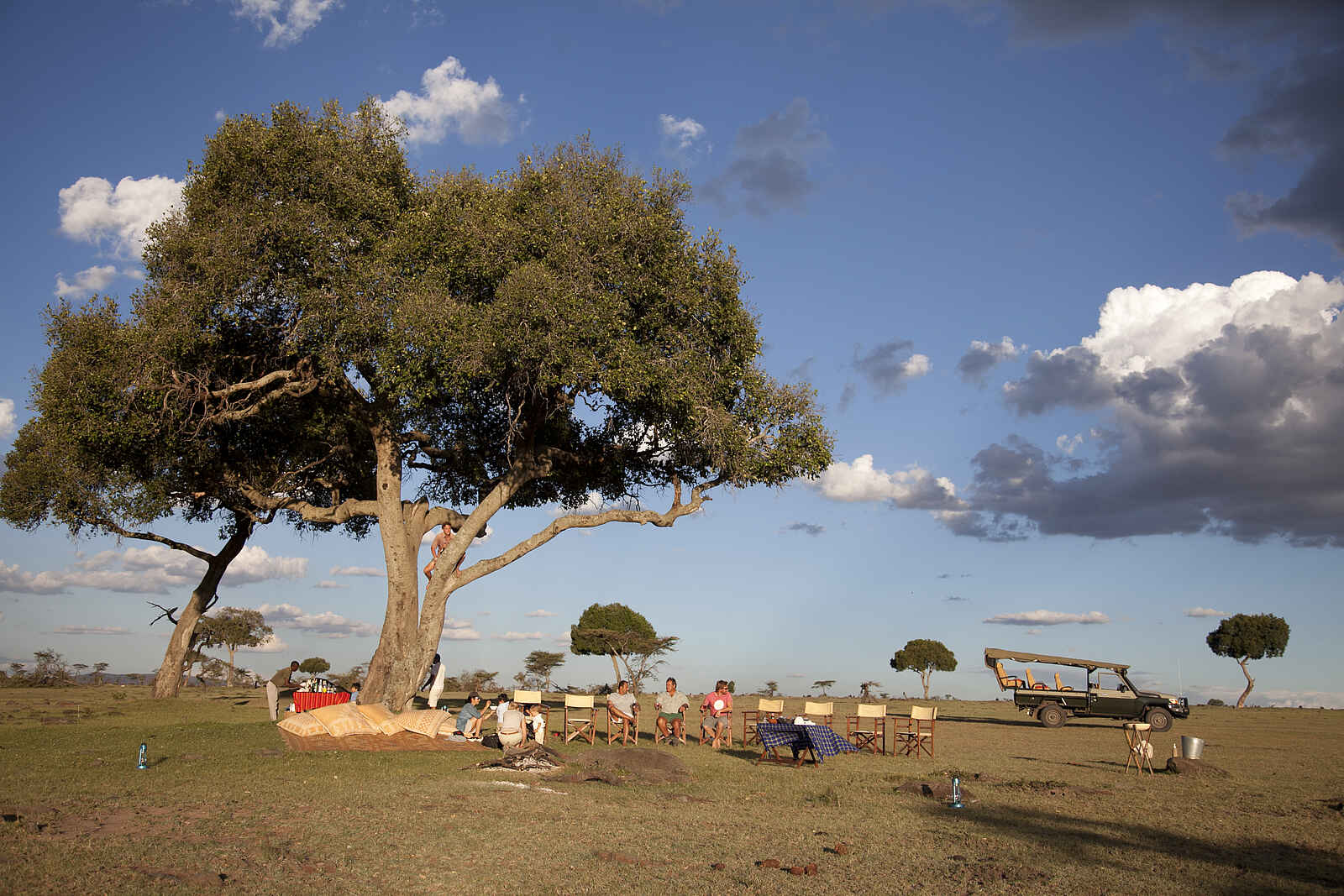 Serian Camp: Gästegruppe bei der Siesta im Bush Serian Camp: Gästegruppe bei der Siesta im Bush