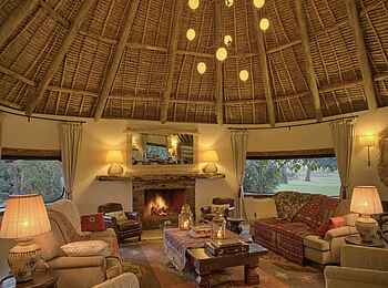 Sirikoi: Lounge mit Kamin im Sirikoi House