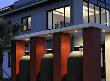 Swakopmund Sands Hotel: Monumentale Vasen beim Eingang Swakopmund Sands Hotel: Monumentale Vasen beim Eingang