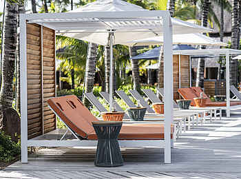 Trou Aux Biches Beachcomber Golf Resort & Spa: Liegebereich Trou Aux Biches Beachcomber Golf Resort & Spa: Liegebereich