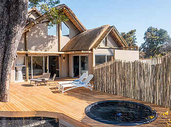 Victoria Falls Hippo Creek Villa: Die Holzterrasse mit Plunge Pool