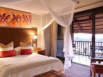 Victoria Falls Safari Lodge: Schlafzimmer mit Blick auf den privaten Balkon