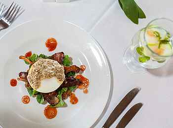 Camp Kuzuma: Käsetaler und Salat Camp Kuzuma: Käsetaler und Salat