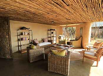 Kavinga Safari Camp: Sitzgruppe unter Astholz Kavinga Safari Camp: Sitzgruppe unter Astholz