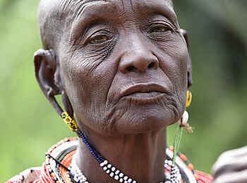 Koros Camp: Farbenfroher Schmuck