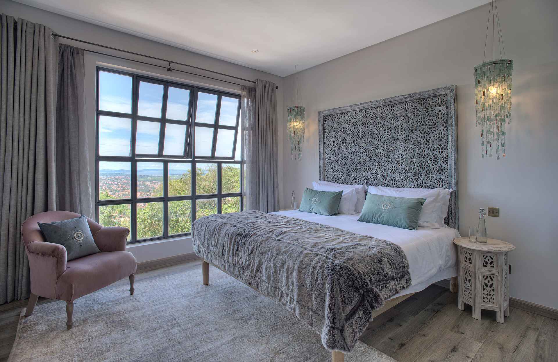 Kampala, Latitude 0, Latitude Hotels, Boutique Hotel, Makindye Hill, Doppelbett, Sessel, Standardzimmer, Afrikarma, Afrikarma Safaris, Afrikarma Safaris - Wildnis. Hautnah., Afrikarma.de