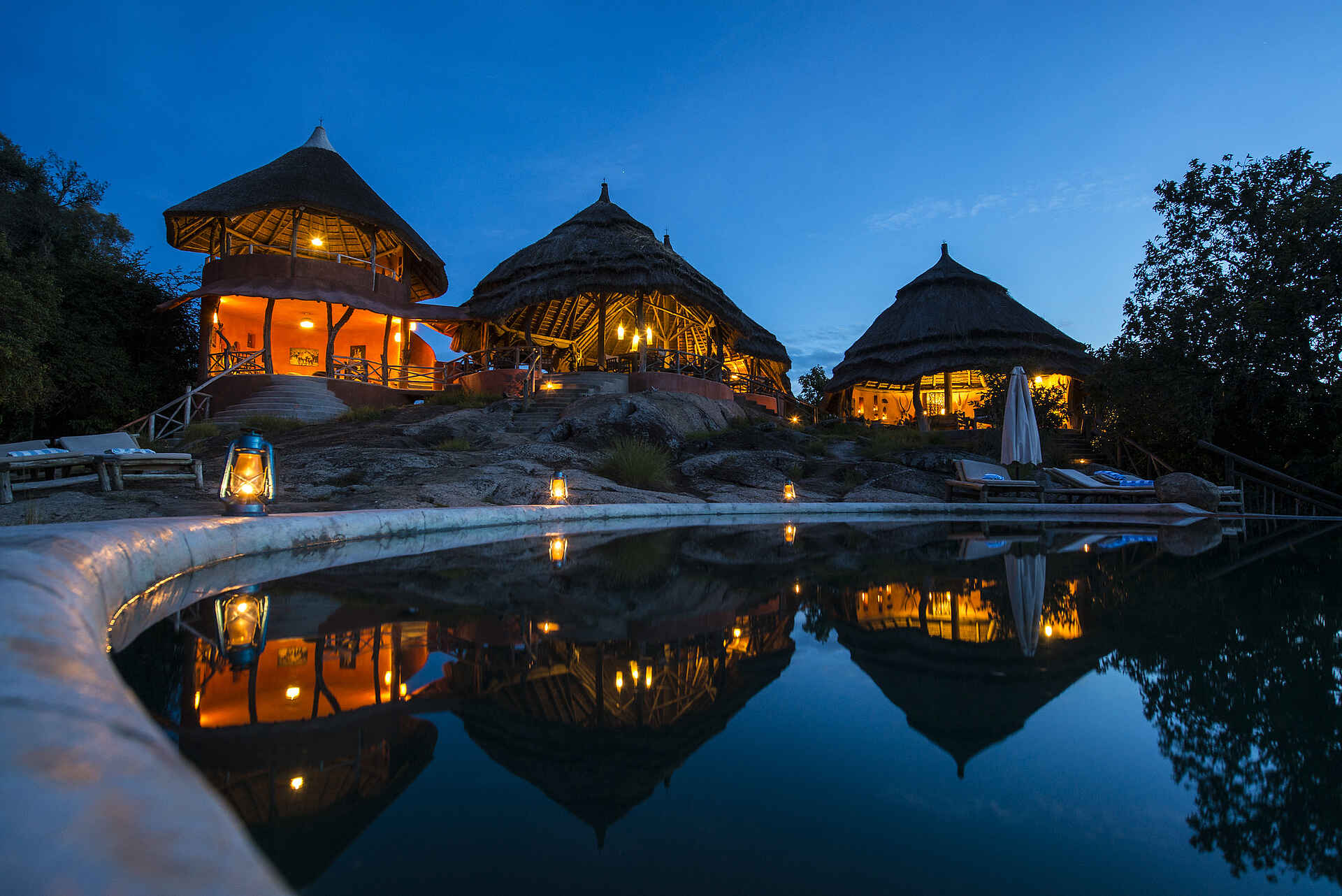 Mihingo Lodge: Hauptgebäude bei Nacht