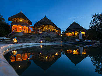 Mihingo Lodge: Hauptgebäude bei Nacht Mihingo Lodge: Hauptgebäude bei Nacht