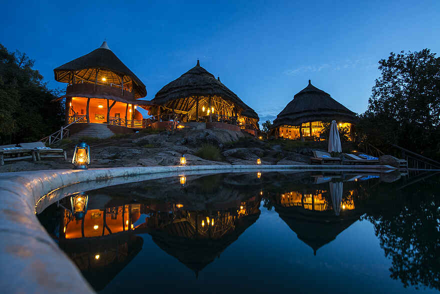 Mihingo Lodge: Hauptgebäude bei Nacht Mihingo Lodge: Hauptgebäude bei Nacht