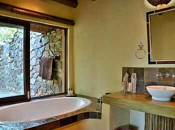 Motswiri Private Safari Lodge: Badezimmer der Family Villa Motswiri Private Safari Lodge: Badezimmer der Family Villa