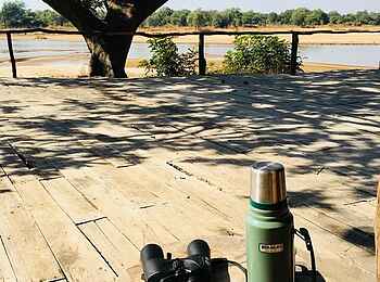 North Luangwa River Lodge and Camp: Auf dem Deck North Luangwa River Lodge and Camp: Auf dem Deck