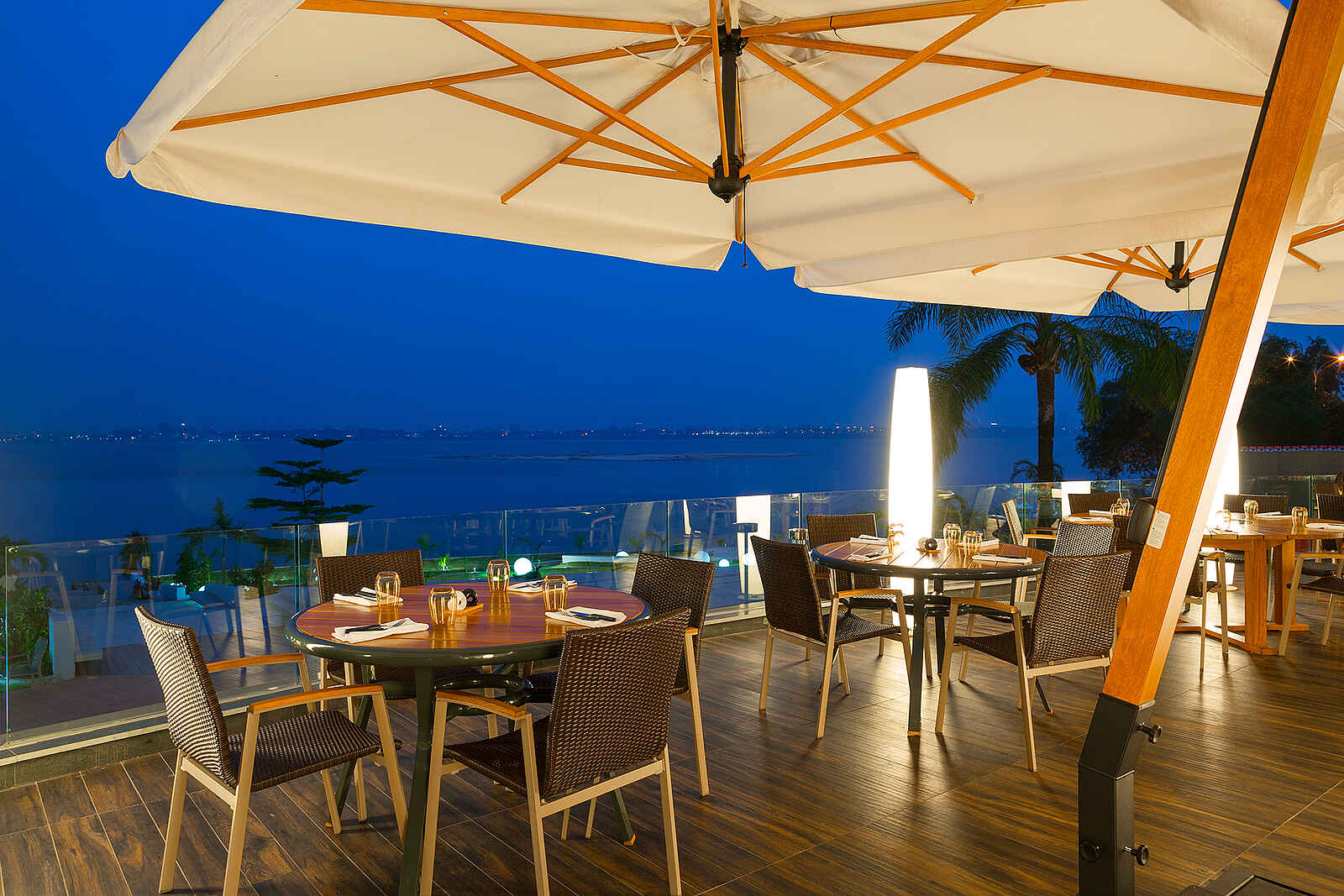 Radisson Blu Brazzaville: Die Dachterrasse bei Nacht Radisson Blu Brazzaville: Die Dachterrasse bei Nacht