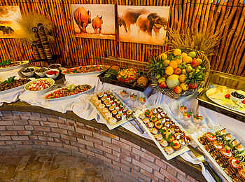 Taleni Etosha Village: Liebevoll hergerichtetes Buffet Taleni Etosha Village: Liebevoll hergerichtetes Buffet