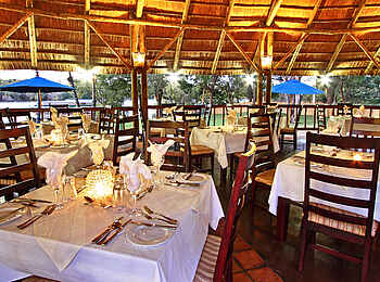 A'Zambezi River Lodge: Im Restaurant A'Zambezi River Lodge: Im Restaurant