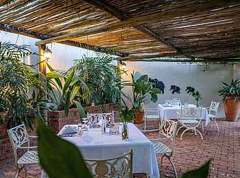 Batonka Guest Lodge: Outdoor Dining Batonka Guest Lodge: Outdoor Dining