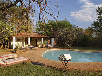 Kapani Lodge: Swimmingpool