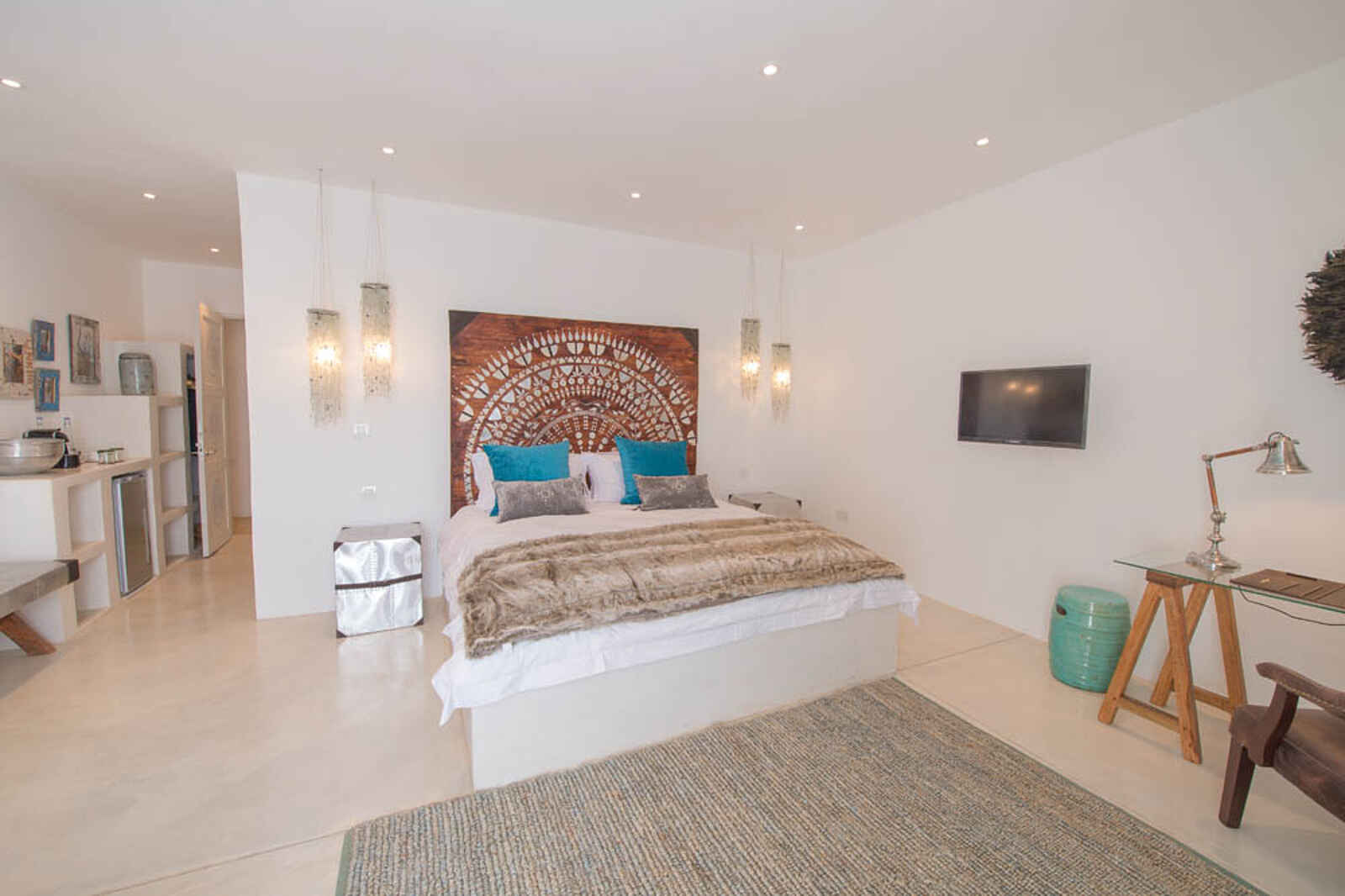 Latitude 15: Doppelbett und Schreibtisch Latitude 15: Doppelbett und Schreibtisch