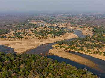 Luambe Camp: Der Luambe Nationalpark aus der Luft Luambe Camp: Der Luambe Nationalpark aus der Luft