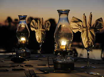 Macatoo Camp: Lampen auf dem Esstisch