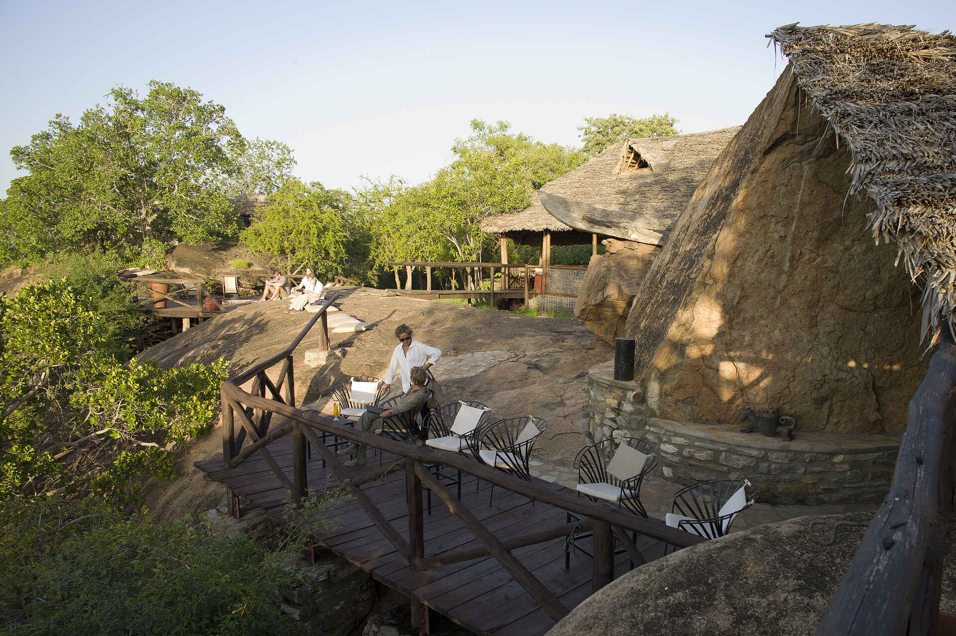 Maweninga Camp: Naturterrasse Maweninga Camp, Tanganyika Expeditions, Tarangire National Park, Felsenlounge, Terrasse, Afrikarma, Afrikarma Safaris, Afrikarma Safaris - Wildnis. Hautnah., Afrikarma.de