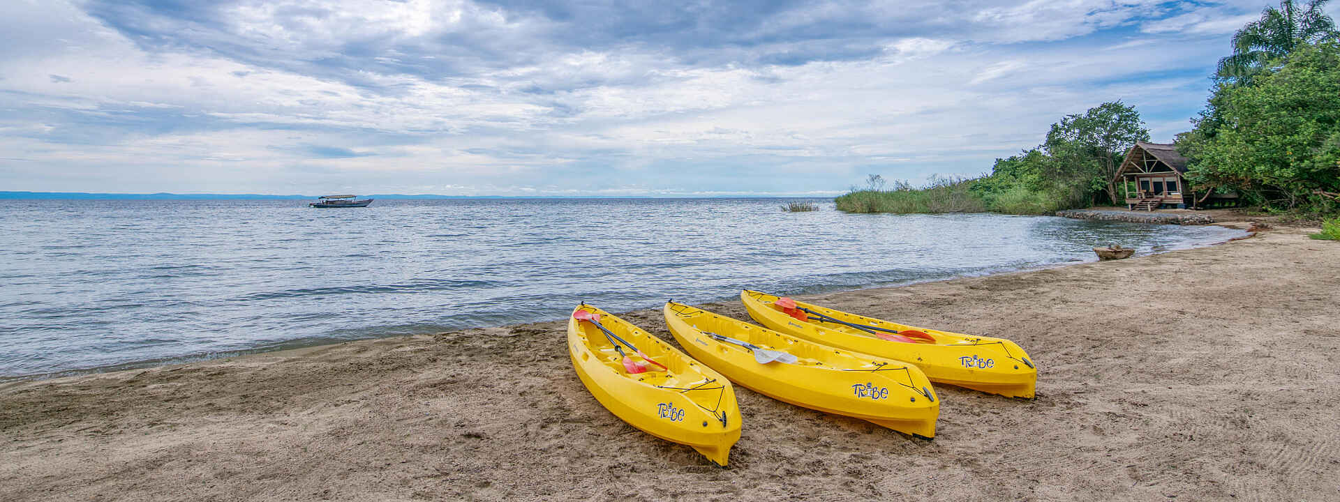 Kayaks am Strand der Mbali Mbali Mahale Lodge