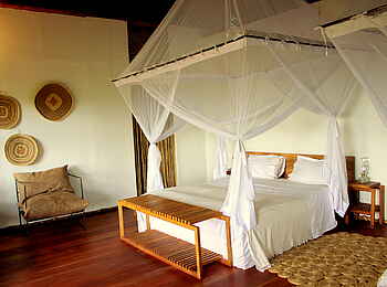 Papaya Lake Lodge: Doppelbett mit Moskitonetz