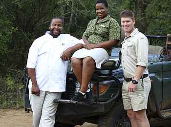 Phinda Homestead: Freundliches Personal am Safarifahrzeug Phinda Homestead: Freundliches Personal am Safarifahrzeug