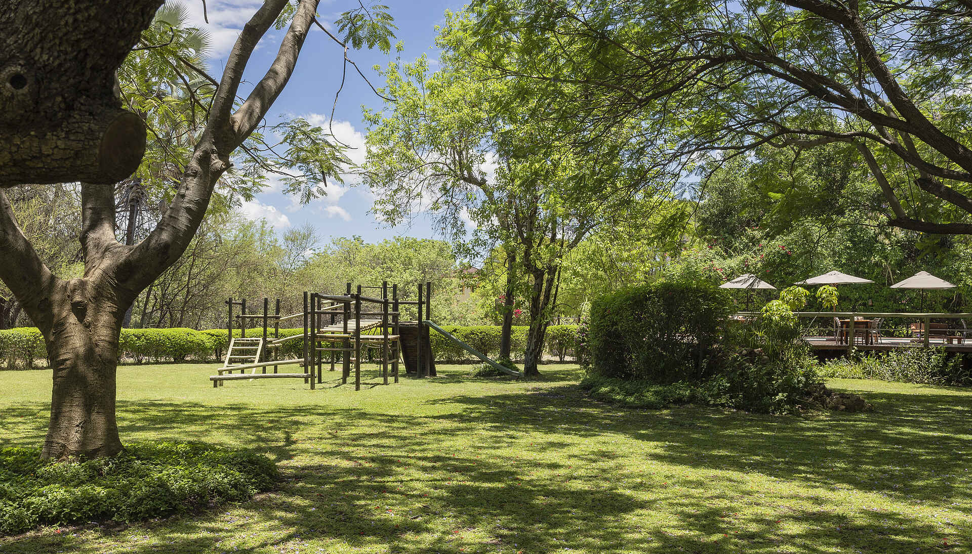 Sedia Riverside Hotel: Gartenanlage und Spielplatz Sedia Riverside Hotel: Gartenanlage und Spielplatz