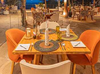Soroi Lions Bluff Lodge: Eingedeckter Tisch