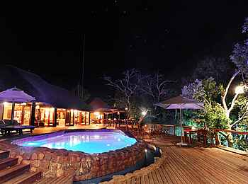 Camp Ndlovu: Der Pool bei Nacht Camp Ndlovu: Der Pool bei Nacht