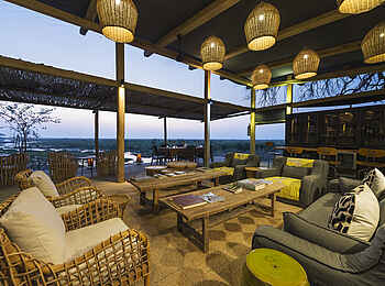 Linyanti Tented Camp: Korbmöbel in der Lounge Linyanti Tented Camp: Korbmöbel in der Lounge