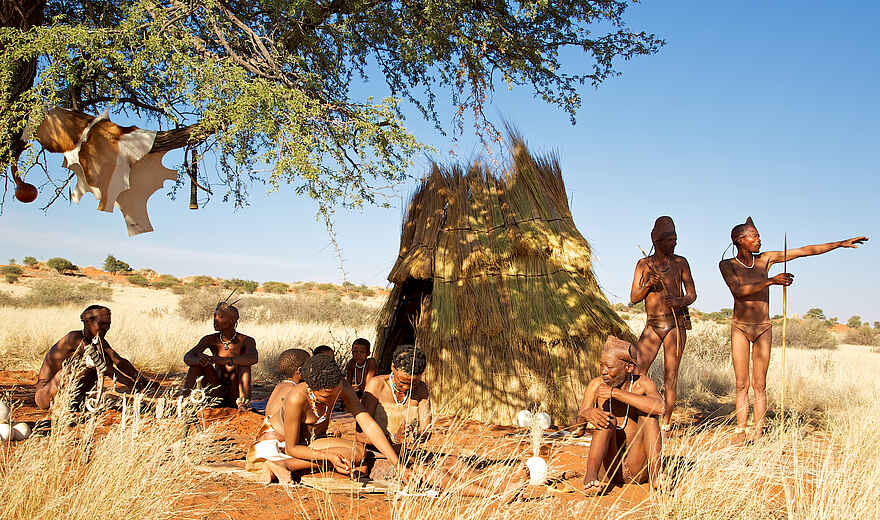 Bagatelle Kalahari Game Ranch: Ein Dorf der San Bushman Bagatelle Kalahari Game Ranch: Ein Dorf der San Bushman