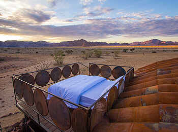 Camp Sossus: Bett auf der Dachterrasse Camp Sossus: Bett auf der Dachterrasse