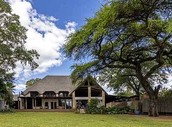 Chobe River Lodge: Außenansicht Gemeinschaftsbereich