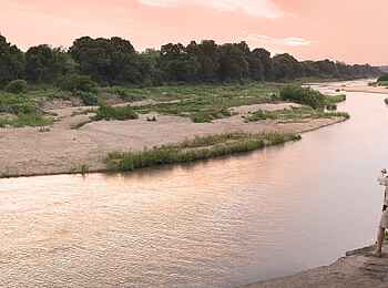 Dulini River Lodge: Sundowner am Flussufer