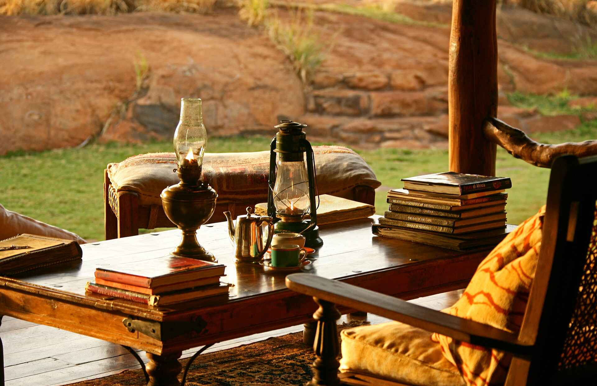 Afrika, Afrikareise, Afrikarma, Afrikarma.de, Auszeichnung, Breitmaulnashorn, Buchen, Cheli & Peacock, Cheli and Peacock, Cheli und Peacock, Eastcentral Kenya, Elsa's Kopje, Information, Kenia, Kenya, Liz Cheli, Luxus, Meru, Meru National Park, Meru Nationalpark, Nashorn, Ostzentralkenia, Reise, reisen, Reiseveranstalter, Rhino Sanctuary, Safari, Sopitzmaulnashorn, Stefano Cheli, Urlaub, www.afrikarma.de, Aussicht, Buch, Entspannung, Hauptgebäude, Lesen, Main Area, Main Building