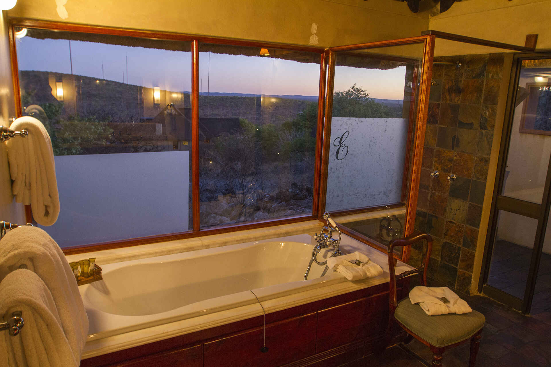 Epacha Game Lodge & Spa, Epacha Private Game Reserve, Epacha Wildtierreservat, Etosha Nationalpark, Badewanne, Badezimmer, Dusche, En-suite Bad, Fensterfront, Afrikarma, Afrikarma Safaris, Afrikarma Safaris – Wildnis. Hautnah., afrikarma.de