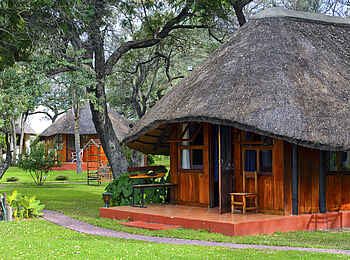 Hakusember River Lodge: Gästechalets unter Bäumen