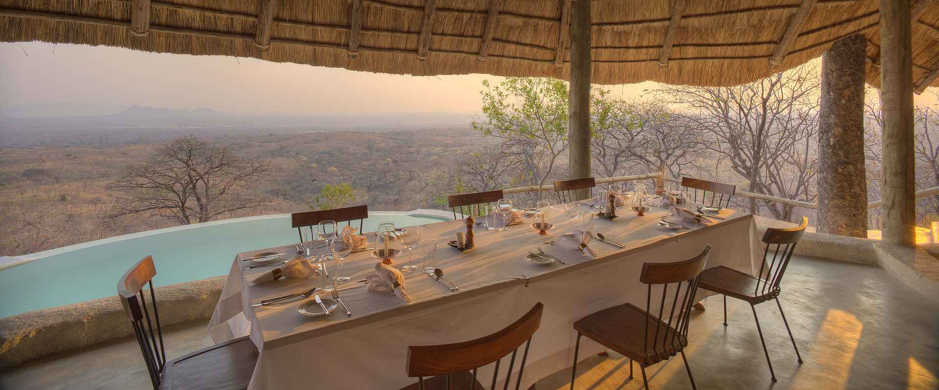 Ikuka Safari Camp: Der Speisebereich Chloe Sheridan-Johnson, Ikuka Safari Camp, Mark Sheridan-Johnson, Ruaha National Park, Ausblick, Gedeckter Tisch, Pool, Speisebereich, Tafel, Zentrale Einrichtungen, Afrikarma, Afrikarma Safaris, Afrikarma Safaris – Wildnis. Hautnah., afrikarma.de