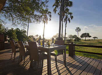 Katuma Bush Lodge: Der gedeckte Tisch der Sable Suite im Sonnenschein